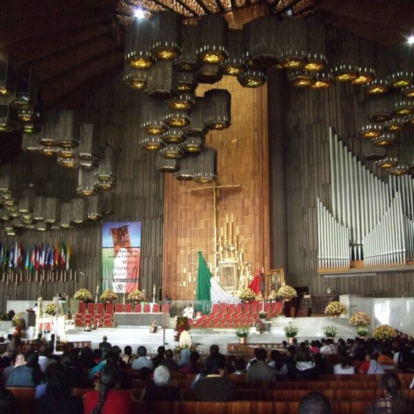 Altar central Basilica Nuestra Señora de Guadalupe en México
